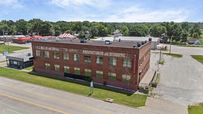 Plus de détails pour 415 W Madison Ave, Iola, KS - Commerce de détail à vendre