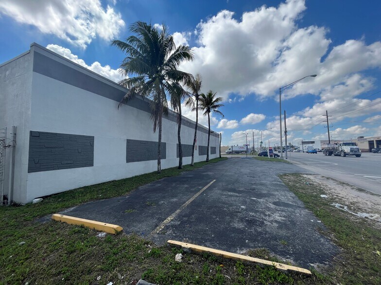 3580 NW 54th St, Miami, FL à louer - Photo du bâtiment - Image 3 de 4