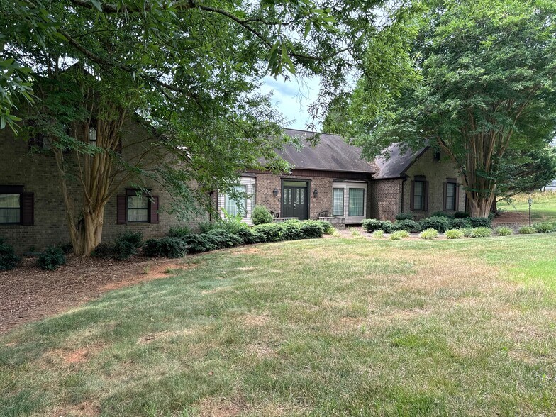 6282 Robinhood Rd, Pfafftown, NC à vendre - Photo principale - Image 1 de 21