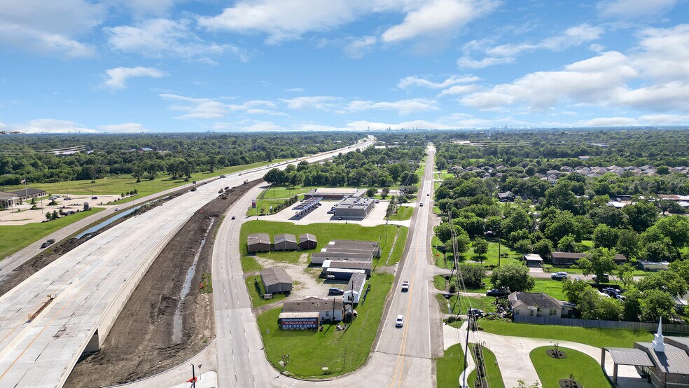 3733 N Alexander Dr, Baytown, TX à vendre - Photo du bâtiment - Image 3 de 23