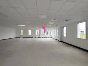 Flex in Élancourt for lease Interior Photo- Image 2 of 4