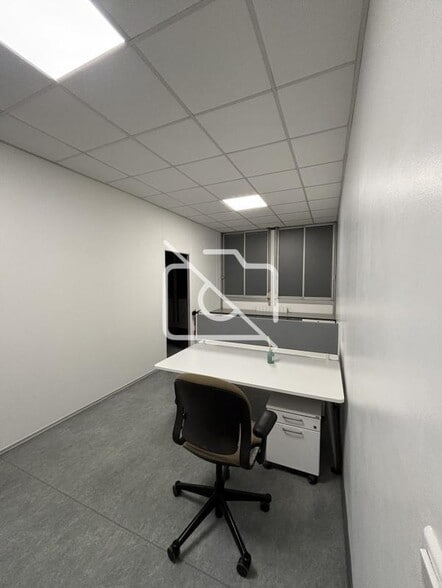 Industrial in Coignières for lease - Interior Photo - Image 3 of 7