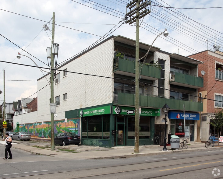 860 College St, Toronto, ON for lease - Building Photo - Image 2 of 4