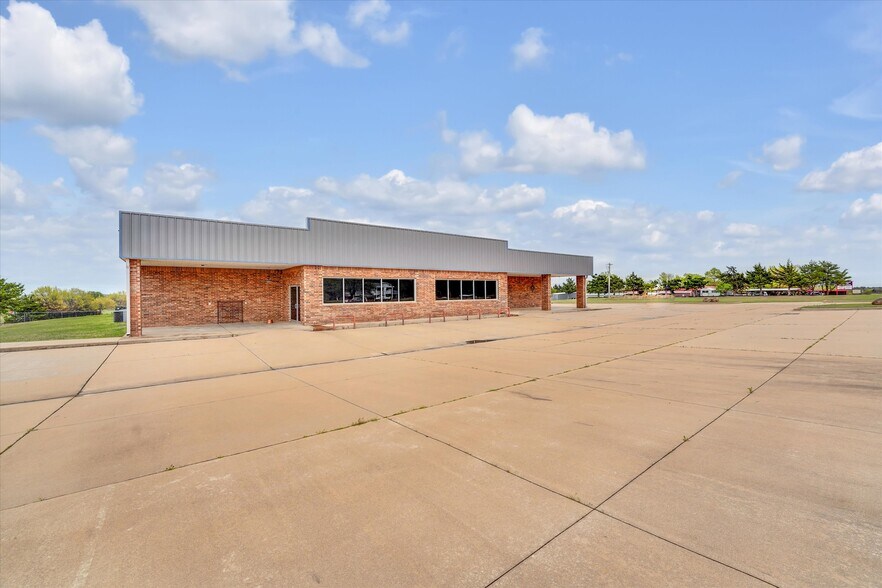 Highway 58, Medicine Park, OK à vendre - Photo du bâtiment - Image 3 de 57