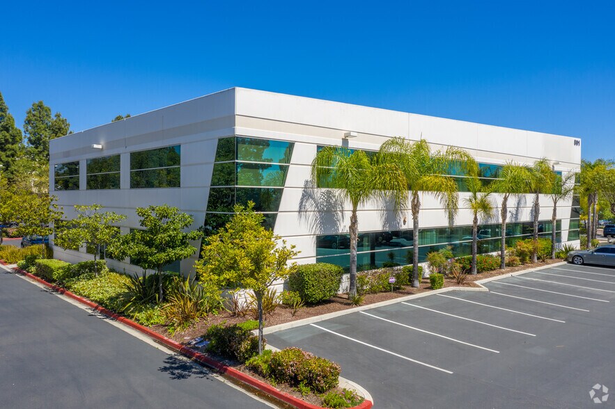 891 Kuhn Dr, Chula Vista, CA à louer - Photo du bâtiment - Image 3 de 9