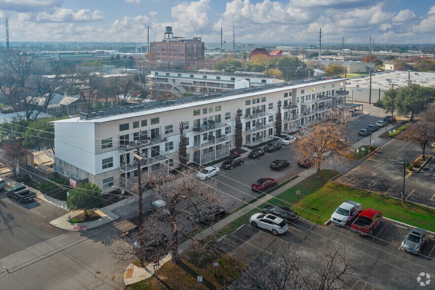 1010 S Flores St, San Antonio, TX à louer - Photo principale - Image 3 de 27
