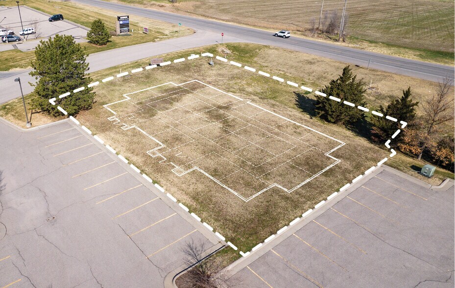 13201 21st N ct, Wichita, KS à vendre - Photo du bâtiment - Image 2 de 8