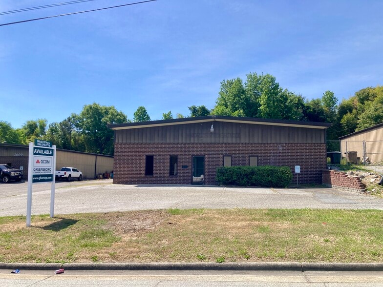 2611 Phoenix Dr, Greensboro, NC à louer - Photo du bâtiment - Image 3 de 16