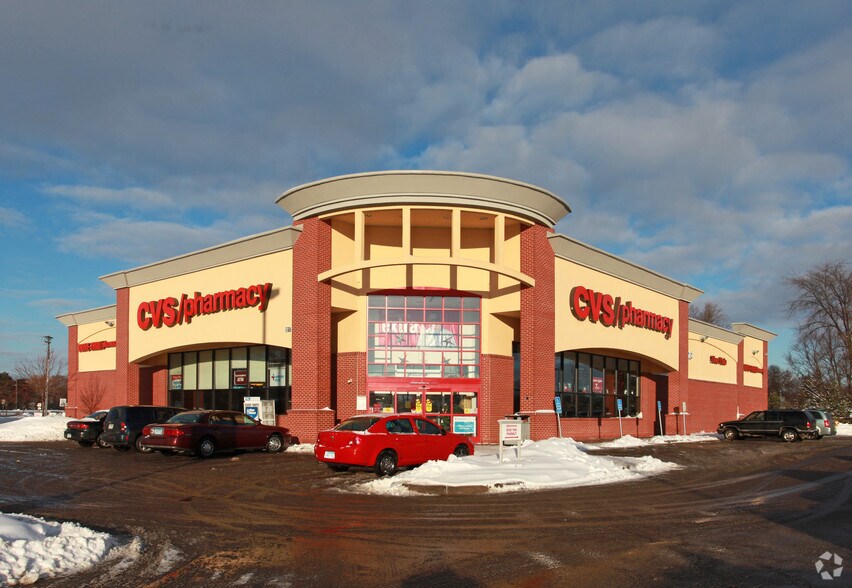 2017 Coon Rapids Blvd NW, Coon Rapids, MN à louer - Photo du bâtiment - Image 2 de 7