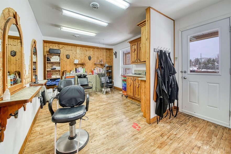 795-797 Boul Saint-Antoine, St-Jérôme, QC for sale - Interior Photo - Image 2 of 2