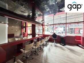 Retail in Cuenca, Cuenca for lease Interior Photo- Image 2 of 9