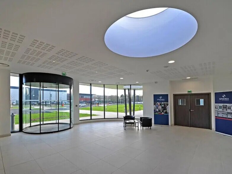 8 Rue Du Maréchal De Lattre De Tassigny, Élancourt for lease - Lobby - Image 2 of 10