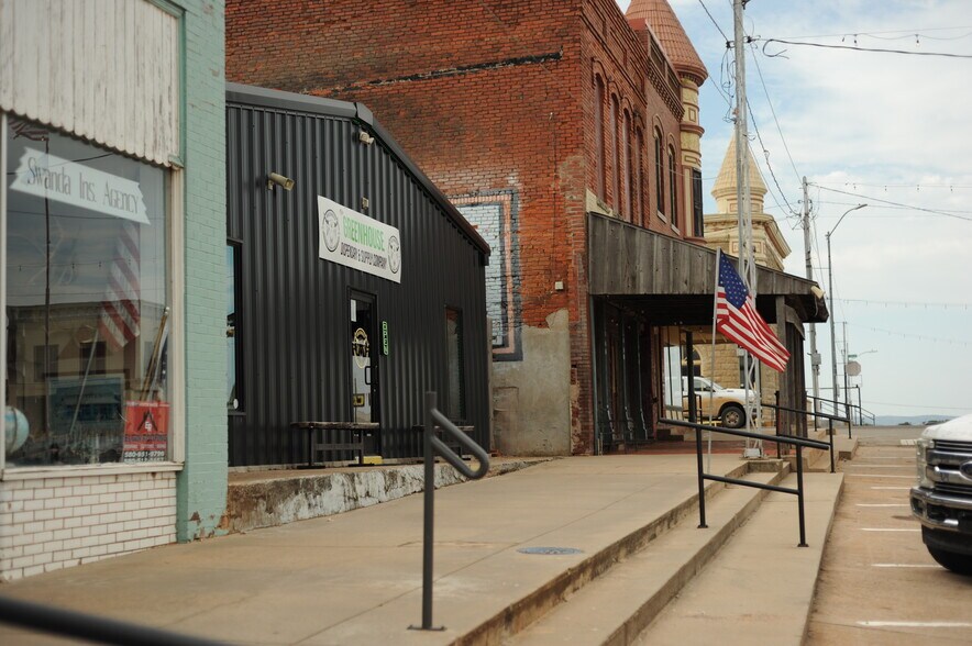 108 Evans Ave, Apache, OK à vendre - Photo du bâtiment - Image 2 de 10