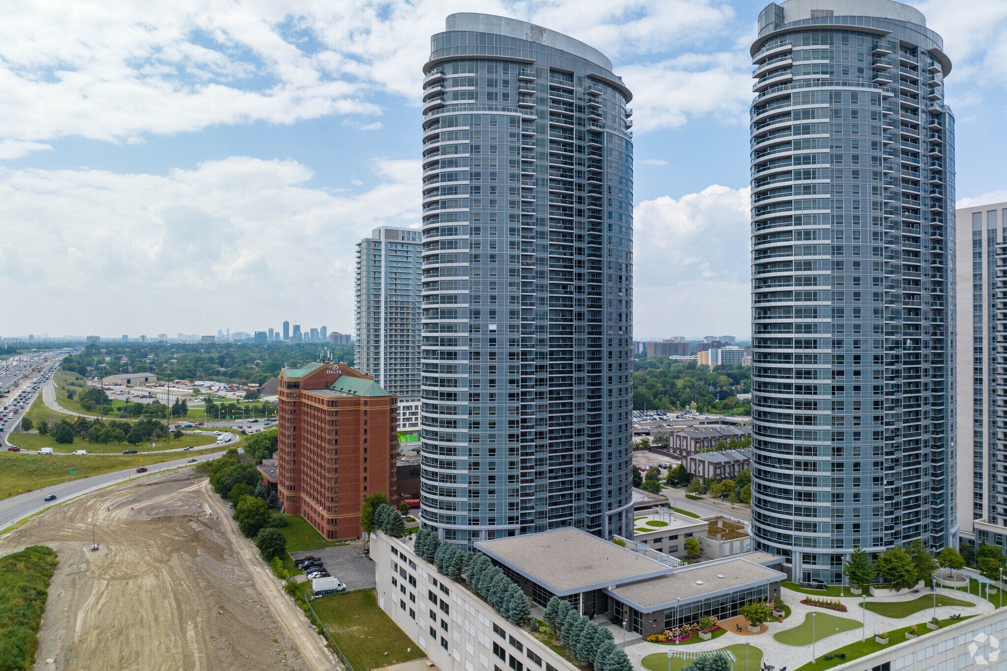125 Village Green Sq, Toronto, ON for sale Primary Photo- Image 1 of 1