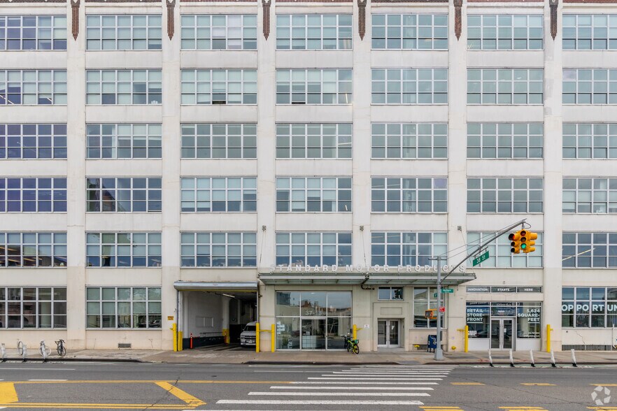 37-18 Northern Blvd, Long Island City, NY à louer - Photo du bâtiment - Image 3 de 10