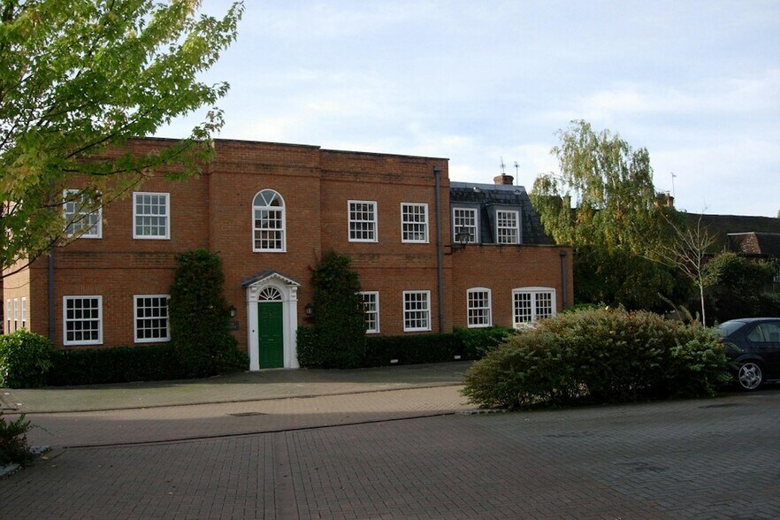 1 Waverley Ln, Farnham à louer - Photo du bâtiment - Image 3 de 4