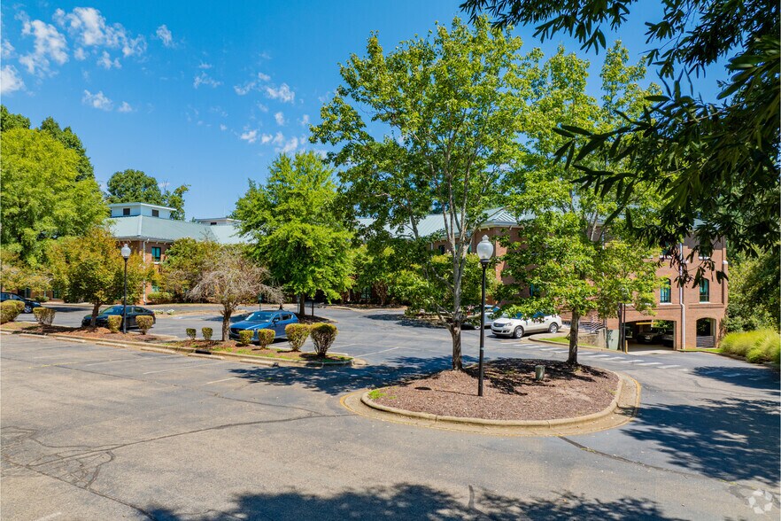 610 Jones Ferry Rd, Carrboro, NC à louer - Photo du bâtiment - Image 2 de 26