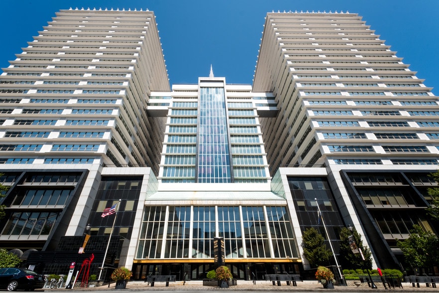 325 W Main St, Louisville, KY for lease - Building Photo - Image 3 of 17