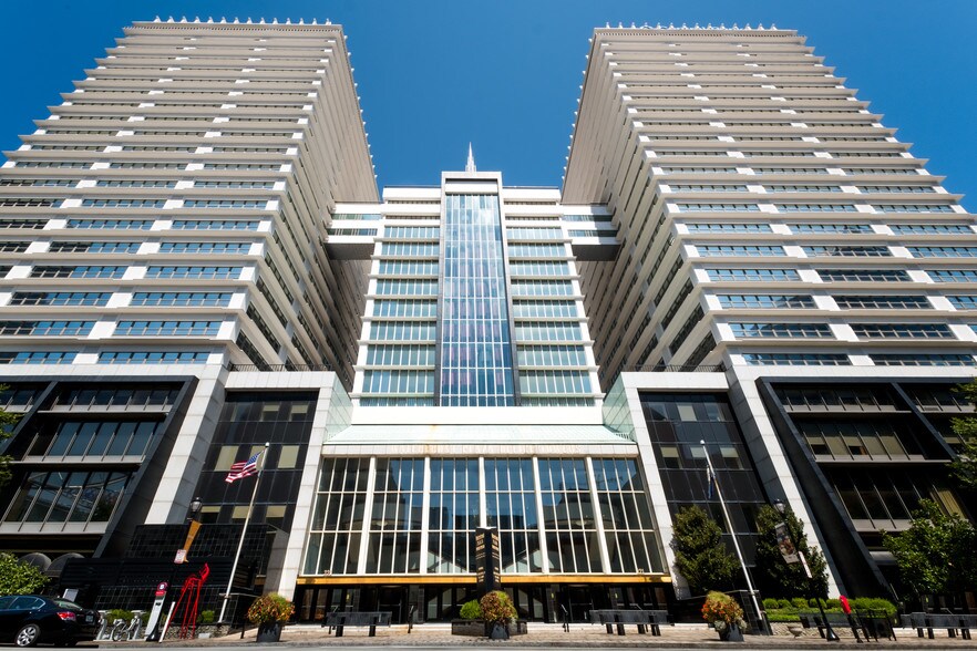 325 W Main St, Louisville, KY à louer - Photo du bâtiment - Image 3 de 17