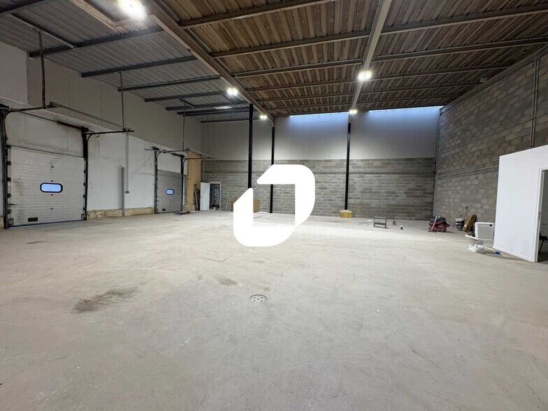 Flex in Montigny-le-Bretonneux for lease - Interior Photo - Image 3 of 8
