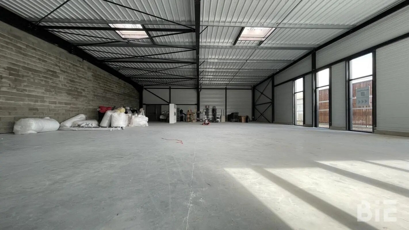 Retail in Sainte-Eulalie for lease Interior Photo- Image 1 of 4