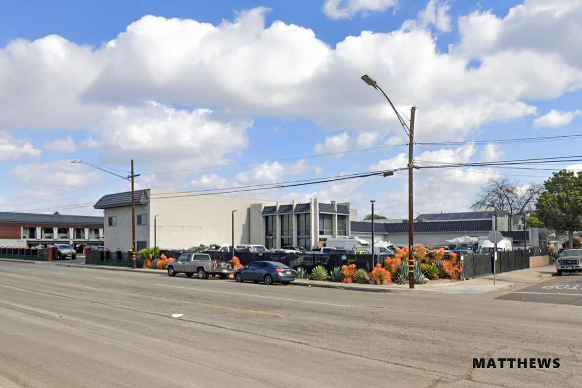 15625 Lakewood Blvd, Paramount, CA for lease Primary Photo- Image 1 of 3