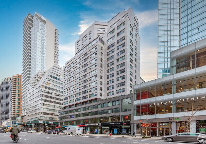 969 Third Ave, New York, NY à louer - Photo du bâtiment - Image 3 de 7