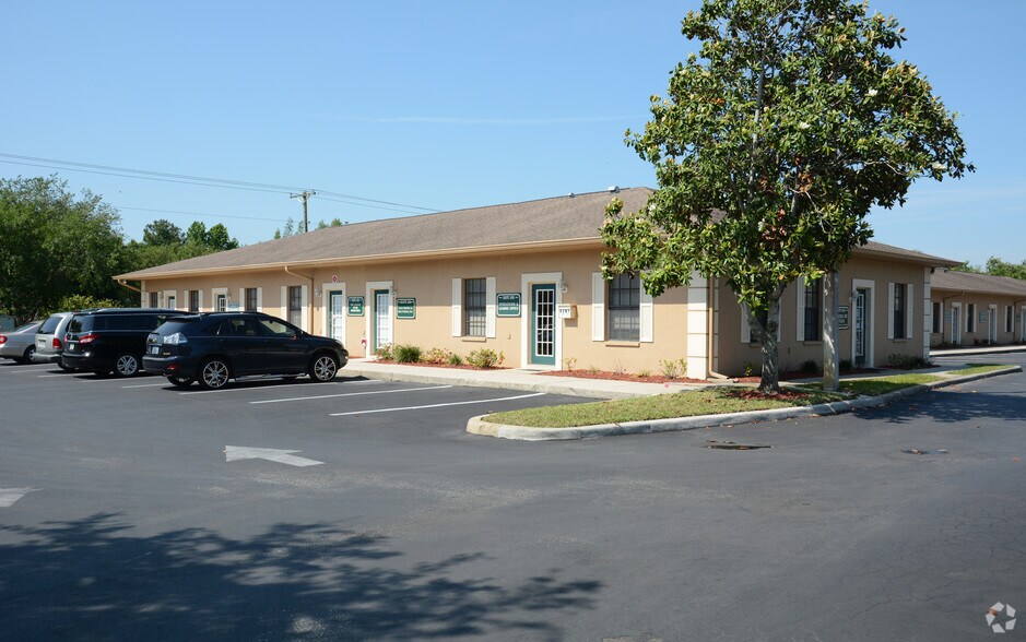 8911 Regents Park Dr, Tampa, FL à louer - Photo du bâtiment - Image 2 de 4