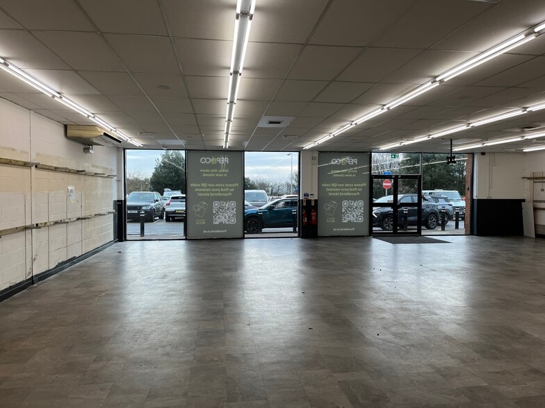 Pavilion Sq, Bolton for lease - Interior Photo - Image 3 of 6