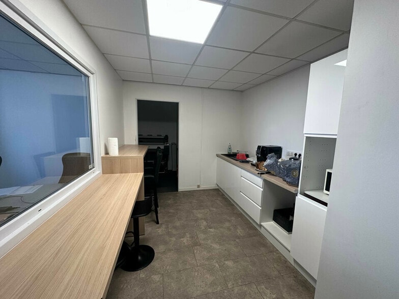 Office in Reims for lease - Interior Photo - Image 2 of 8