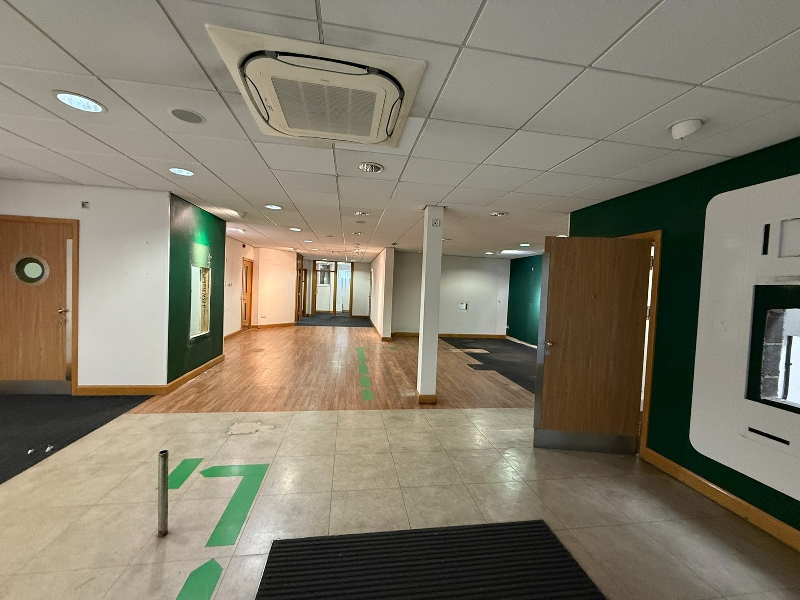 Crossgates, Leeds for lease Interior Photo- Image 1 of 3