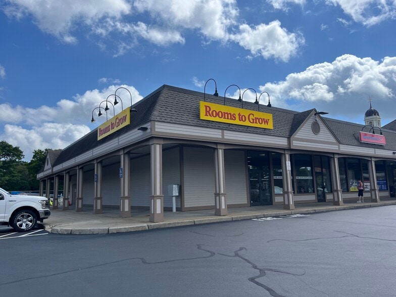 1350 Greenwich Ave, Warwick, RI for lease - Building Photo - Image 2 of 13