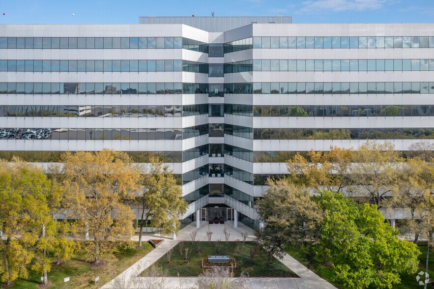 4888 Loop Central Dr, Houston, TX for sale - Building Photo - Image 3 of 13
