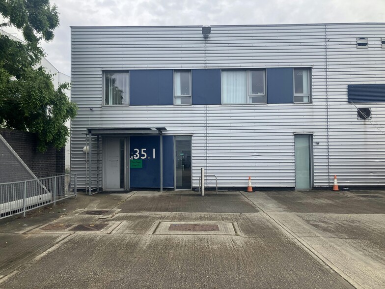 35 White Hart Ave, London for lease - Building Photo - Image 1 of 11