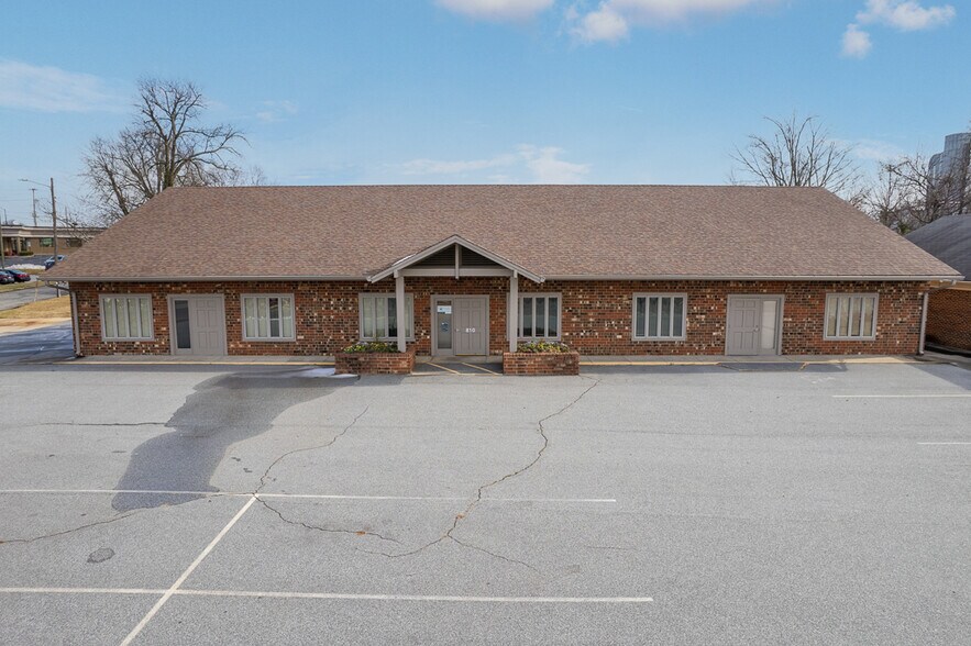 810 Lindsay St, High Point, NC à vendre - Photo du bâtiment - Image 2 de 23