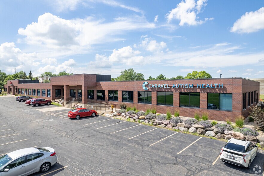 555 Zor Shrine Pl, Madison, WI à vendre - Photo du bâtiment - Image 2 de 6