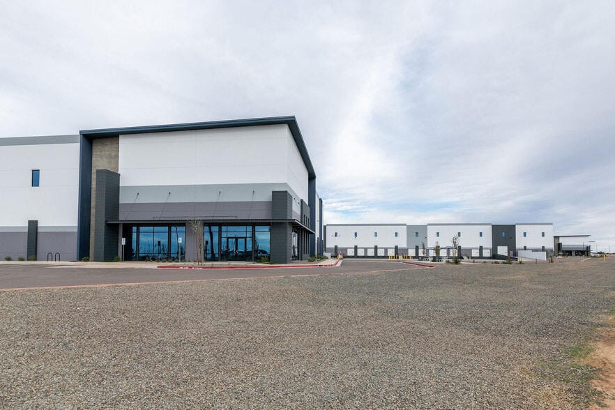 7035 E Pecos Rd, Mesa, AZ à louer - Photo du bâtiment - Image 3 de 29