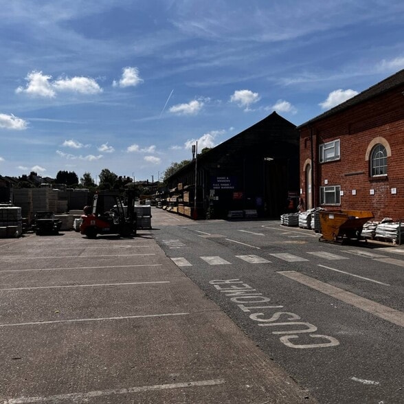 Wharf Road, Grantham portfolio of 3 properties for sale on LoopNet.ca - Building Photo - Image 3 of 8