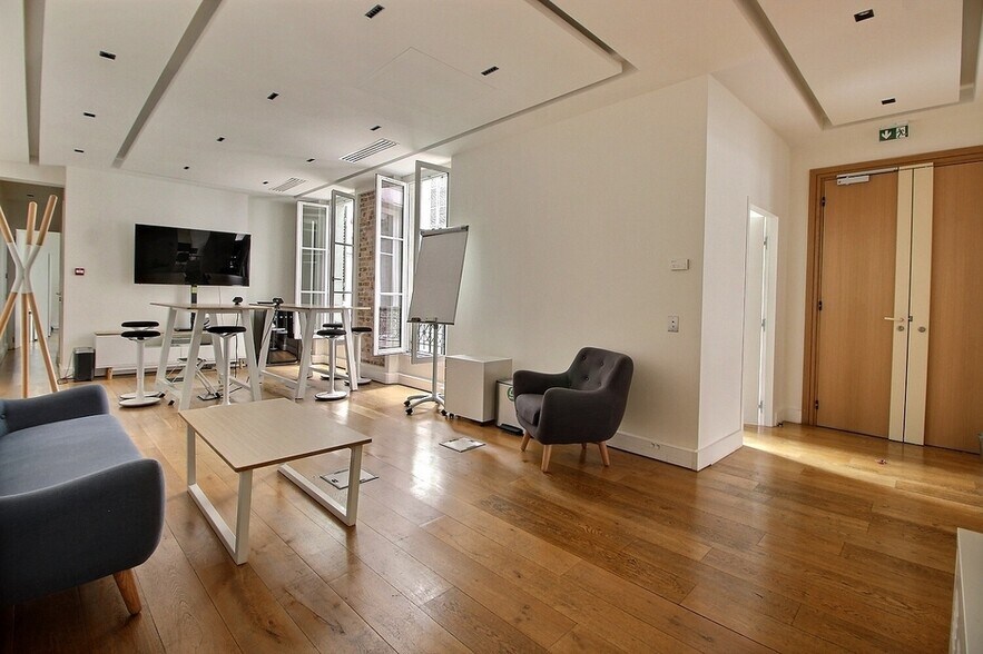 20 Rue Saint-Lazare, Paris à louer - Photo du bâtiment - Image 2 de 12
