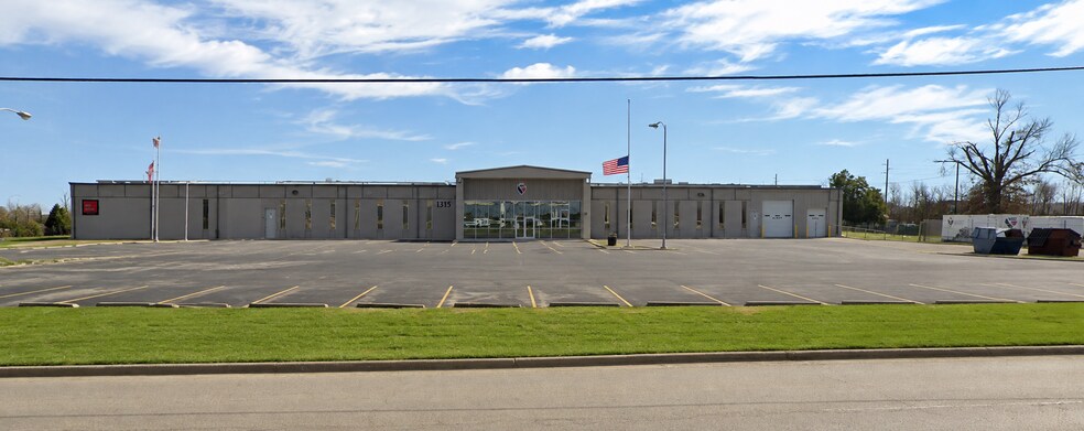 1315 N 13th St, Rogers, AR à louer - Photo du bâtiment - Image 2 de 9