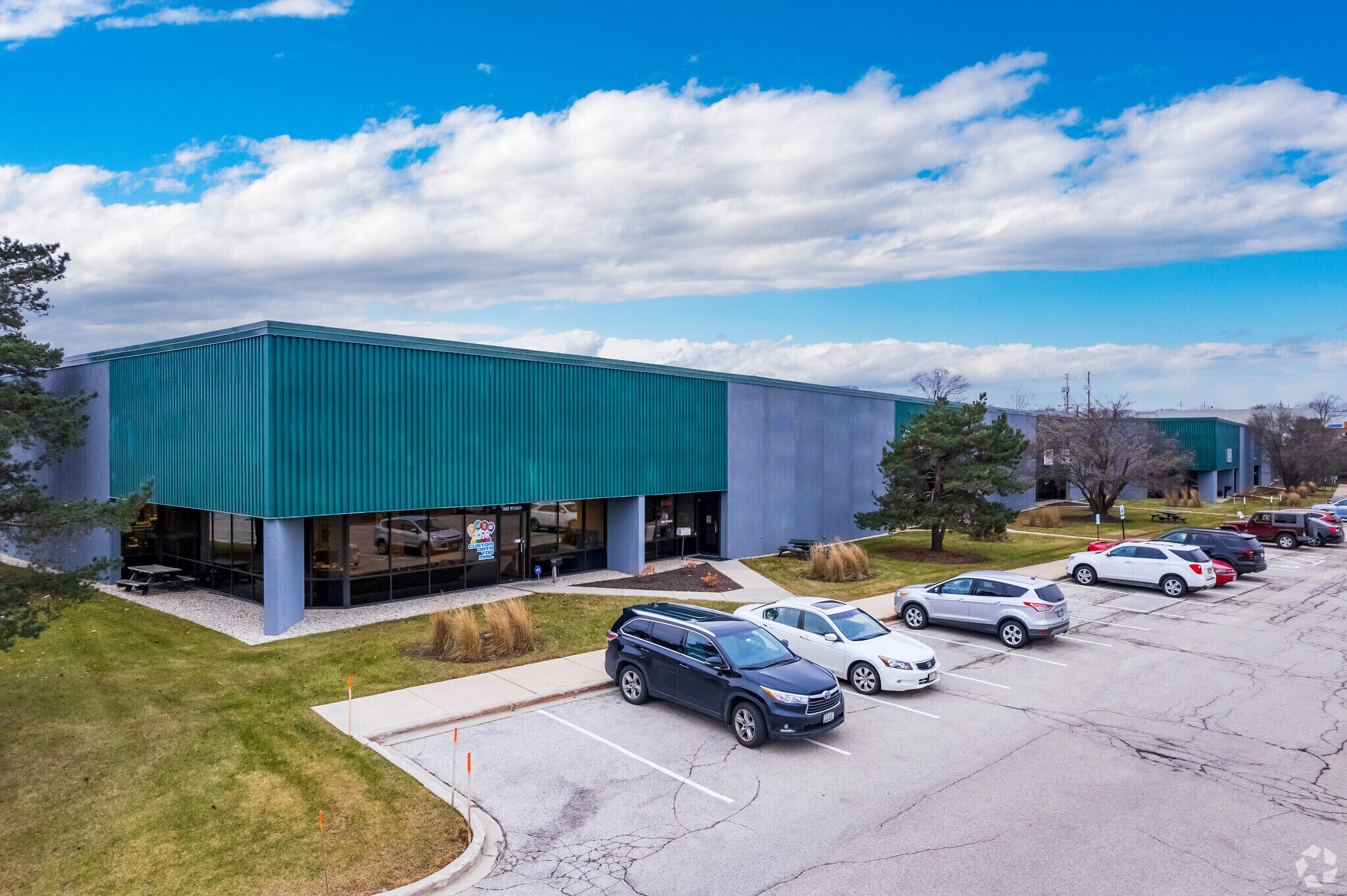 N56W13525-N56W13605 Silver Spring Dr, Menomonee Falls, WI à louer Photo du bâtiment- Image 1 de 7