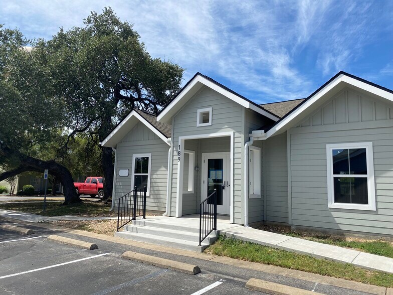 130 Kirkham Cir, Kyle, TX à louer - Photo du bâtiment - Image 2 de 4