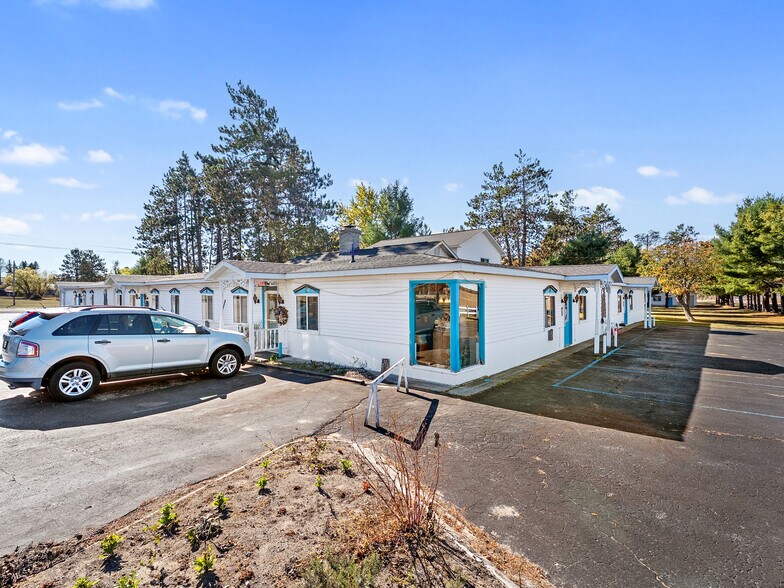 1024 S I 75 Business Loop, Grayling, MI à vendre - Photo du bâtiment - Image 3 de 73