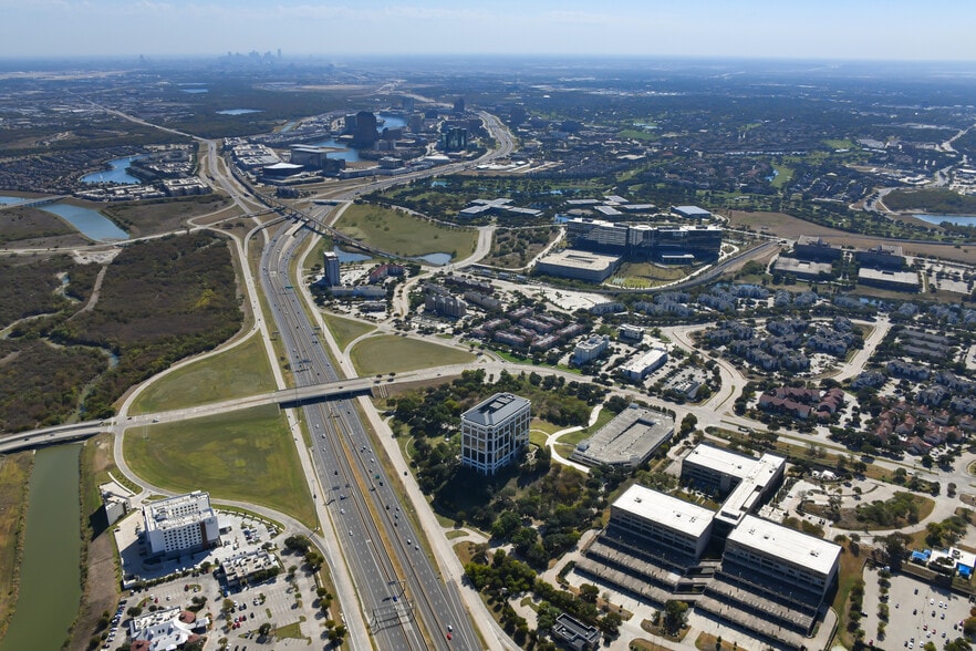 750 W John Carpenter Fwy, Irving, TX à louer - Photo du bâtiment - Image 3 de 3