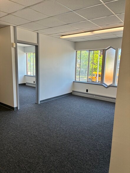 4011 W Capitol Dr, Milwaukee, WI for lease - Interior Photo - Image 2 of 8