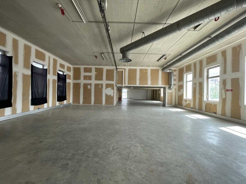 Flex in Ivry-sur-Seine for lease - Interior Photo - Image 3 of 5