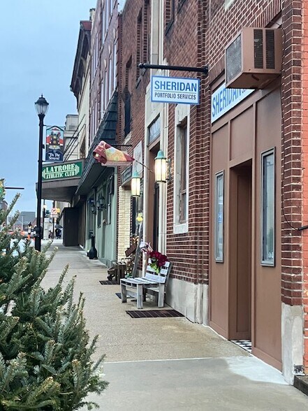 209 Main St, Latrobe, PA à louer - Photo du bâtiment - Image 2 de 3