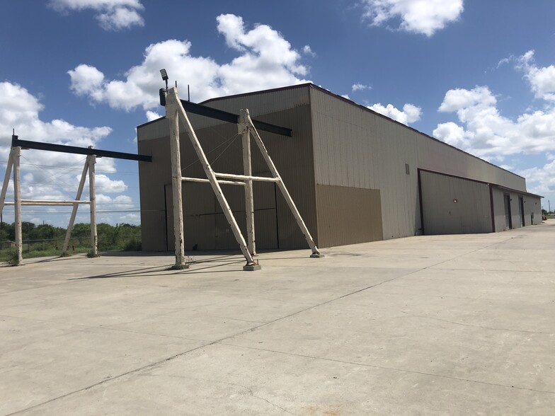 450 Industrial Blvd, Robstown, TX for lease - Building Photo - Image 2 of 4