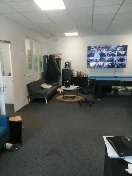 Industriel dans Villeneuve-la-Garenne à louer - Photo du bâtiment - Image 2 de 32