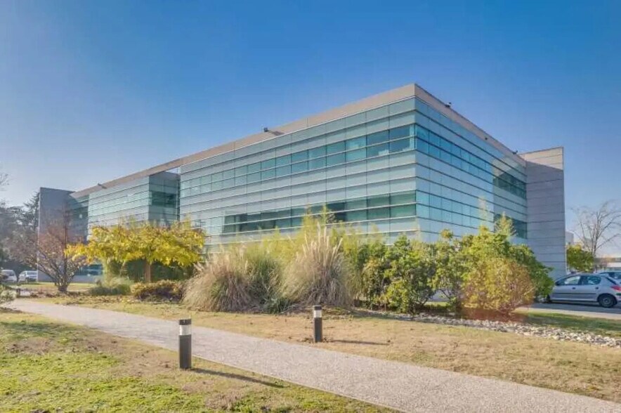 Office in Toulouse for lease - Building Photo - Image 1 of 8